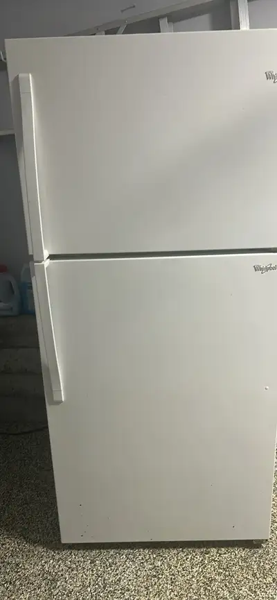 Frigidaire à vendre 150$ Marque Whirlpool Bon état Congélateur à besoin de réparation