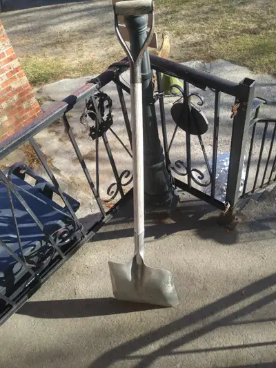 pelle  en aluminium 15$ en bonne condition, View more