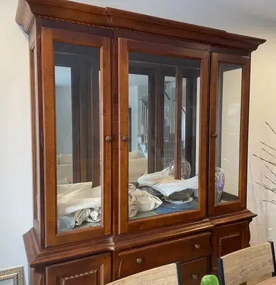 This Broyhill buffet and hutch is the perfect addition to any dining room, offering ample storage an...