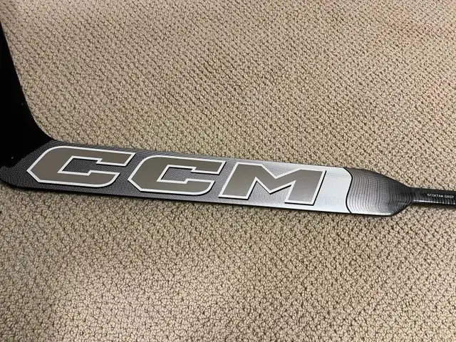 CCM XF Goalie Stick - 24” Right Hand in Hockey in London - Image 4