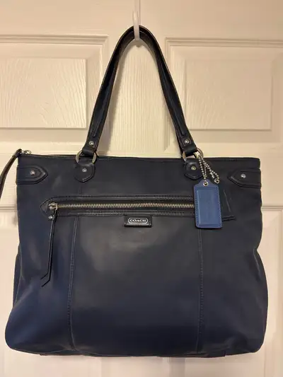 Coach: grand sac bleu marine, View more