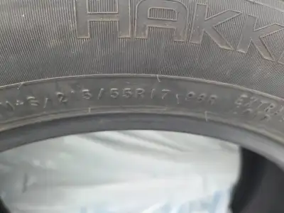 4 Pneus d’hiver 225/55R17 Nokian Hakkapeliitta. Encore bons pour une autre saison. Raison de la vent...
