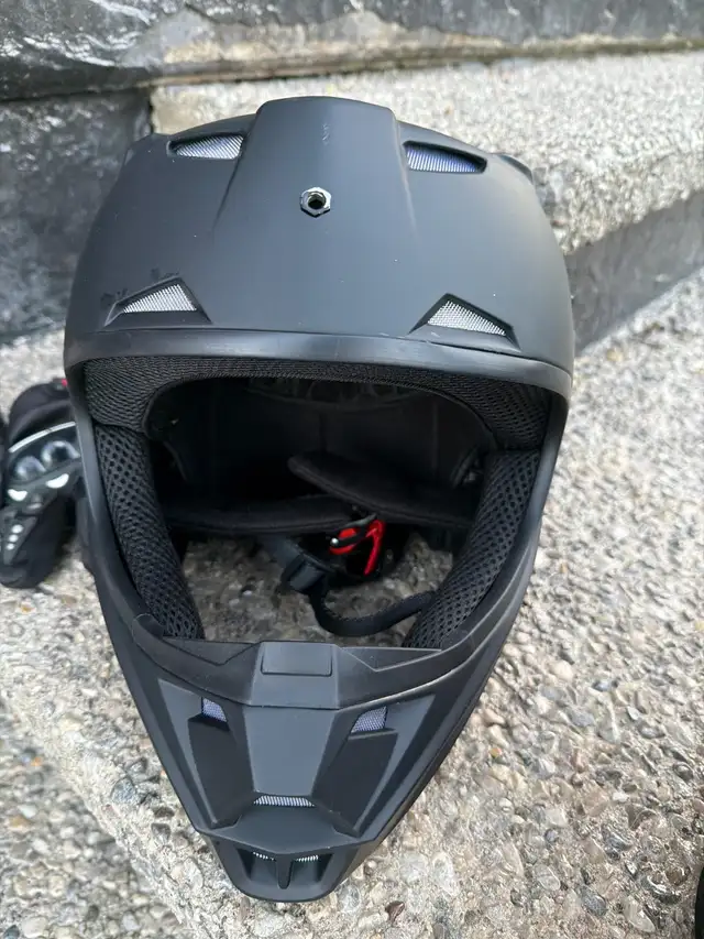 Dirtbike/ Full Head Helmets in Motorcycle Parts & Accessories in Hamilton - Image 5