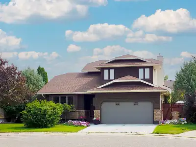 Located in the prestigious Wascana Glen neighbourhood, this full house is perfect for families seeki...