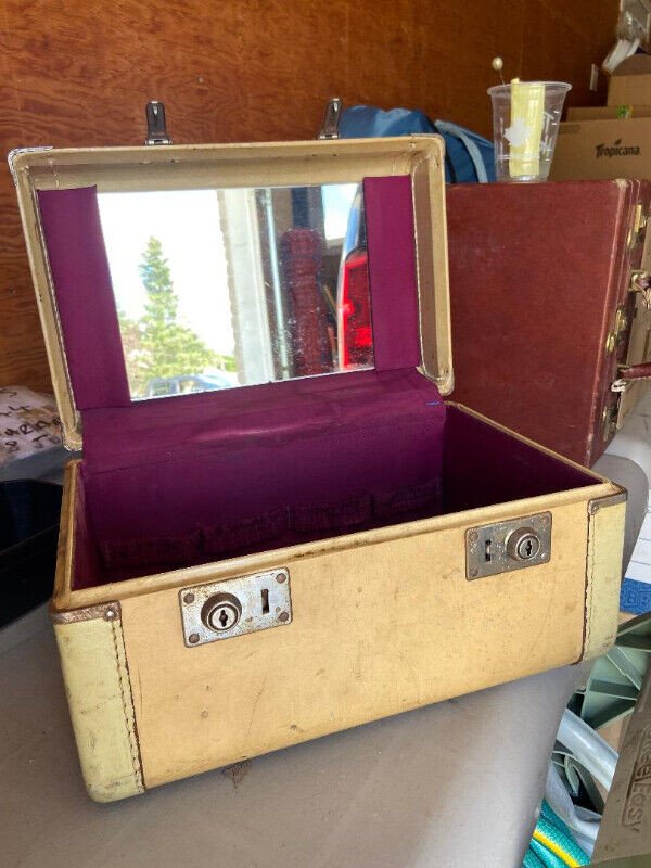 Beige/Yellow Makeup/Vanity Case - ruth in Arts & Collectibles in Owen Sound - Image 4