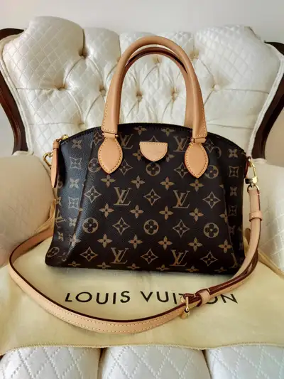 Never used, excellent condition. Adjustable removable strap, padlock (keys), dust bag, original box.