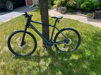 Vélo hybride CANNONDALE BAD BOY 3 à vendre. Grandeur médium. EXCELLENTE condition. Tune-up fait. Uti...