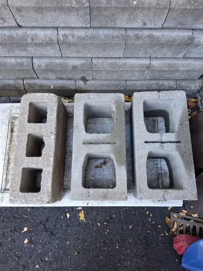 Trois blocs de béton, View more