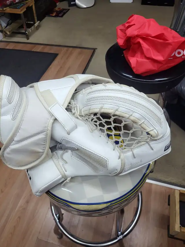 Men's Senior Goalie Equipment in Hockey in Norfolk County - Image 3