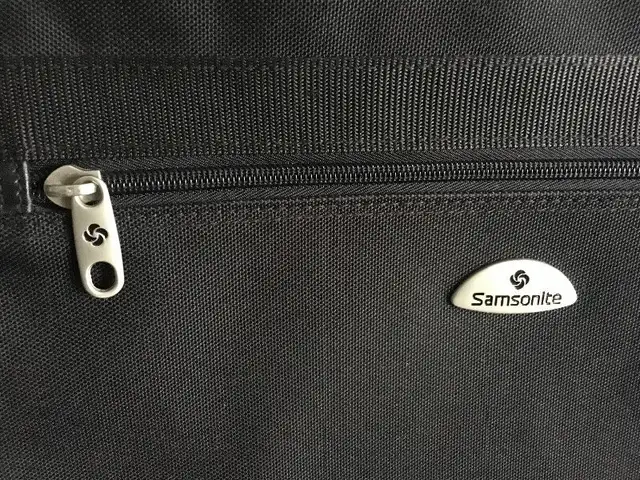 Samsonite Pro Messenger Laptop Briefcase in Laptop Accessories in Windsor Region - Image 3