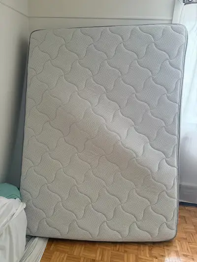 Matelas Queen État NEUF – Utilisé moins de 6 mois – C, View more