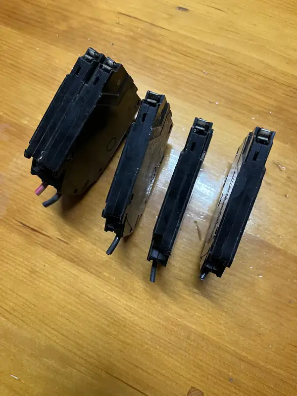 Disjoncteur (circuit braker) 15 amp GE in Electrical in Victoriaville - Image 4