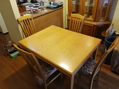TABLE AVEC RALLONGE, 4 CHAISES, ARMOIRES À TIROIRS ( PENDERIE ), GROSSE COMMODE AVEC MIROIR, 2 TABLE...