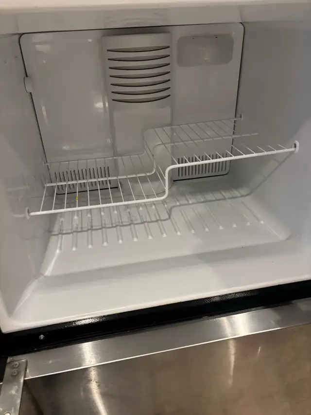 GE Stainless Steel Refrigerator in Refrigerators in City of Toronto - Image 9