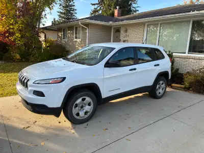 SENIOR OWNED 2016 JEEP CHEROKEE 6CYL AUTO 4x4 BLUETOOTH 197KM VERY NICE CLEAN CAR. NO ACCIDENT HISTO...