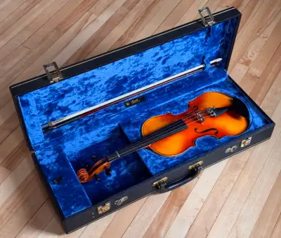 Violon 3/4 avec étui rigide Everest fabriqué au Canada, archet et accessoires. Instrument en très bo...