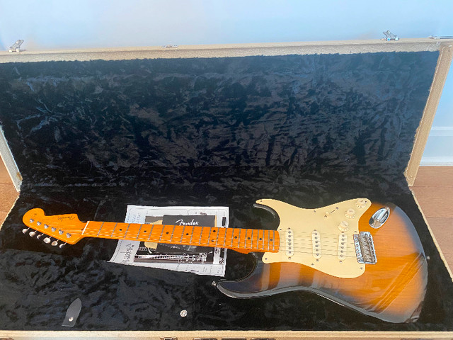 Guitare Fender Éric Johnson Strat Sunburst avec case dans Guitares  à Saint-Jean-sur-Richelieu - Image 2
