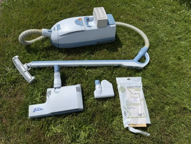 Electrolux Vacuum Cleaner in Vacuums in Annapolis Valley - Image 4