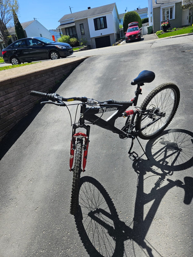 Vélo, Skate et trottinette d’occasion en très bonne état dans Randonnée, ville et hybrides  à Ville de Montréal - Image 2