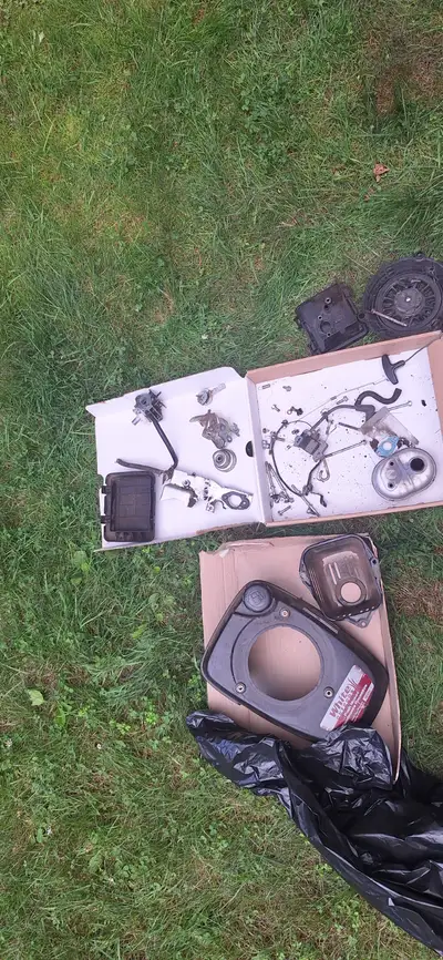 Pieces de ma tondeuse de 12-15 ans en état de marche, je la change d'ici qques jours boulons, vis et...