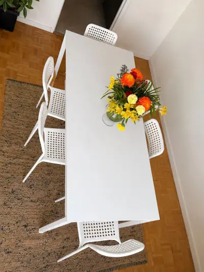Ikea extendable dining table It cimes with 6 chairs Used like new