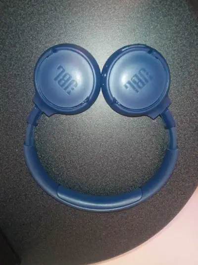 Navy blue wireless Bluetooth JBL headphones. In great condition and works great. Can be adjusted to...