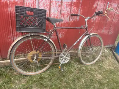 This is a used Free Spirit 6-speed touring bicycle, perfect for leisurely rides around town or explo...