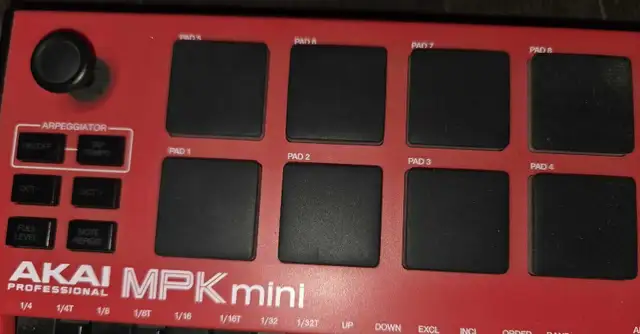 Clavier Akai MPK Mini Keyboard in Pianos & Keyboards in City of Montréal - Image 6