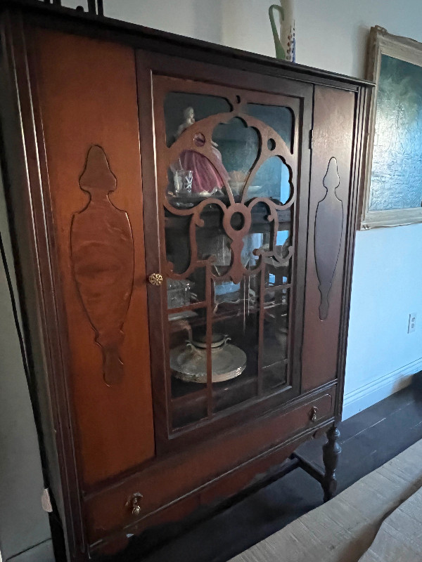 Antique China cabinet available. in Hutches & Display Cabinets in Oshawa / Durham Region - Image 2