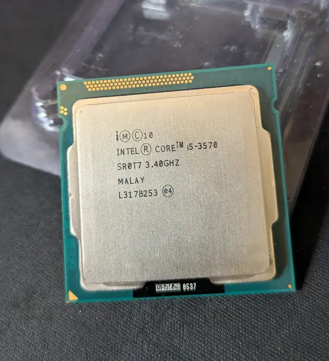 Intel Core i5-3570 LGA1155 CPU 3.4 GHz 4 cores HD2500 video 6MB in System Components in City of Montréal - Image 2