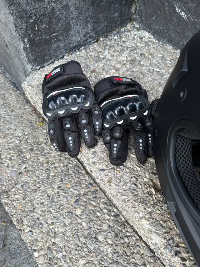 Dirtbike/ Full Head Helmets in Motorcycle Parts & Accessories in Hamilton - Image 6