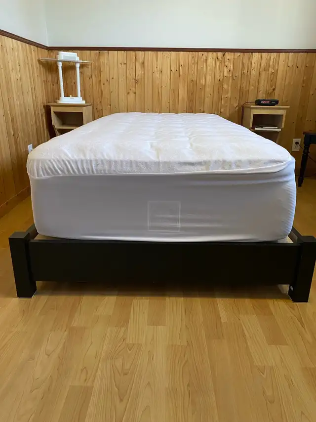 Base de lit simple avec matelas in Beds & Mattresses in Rimouski / Bas-St-Laurent - Image 3