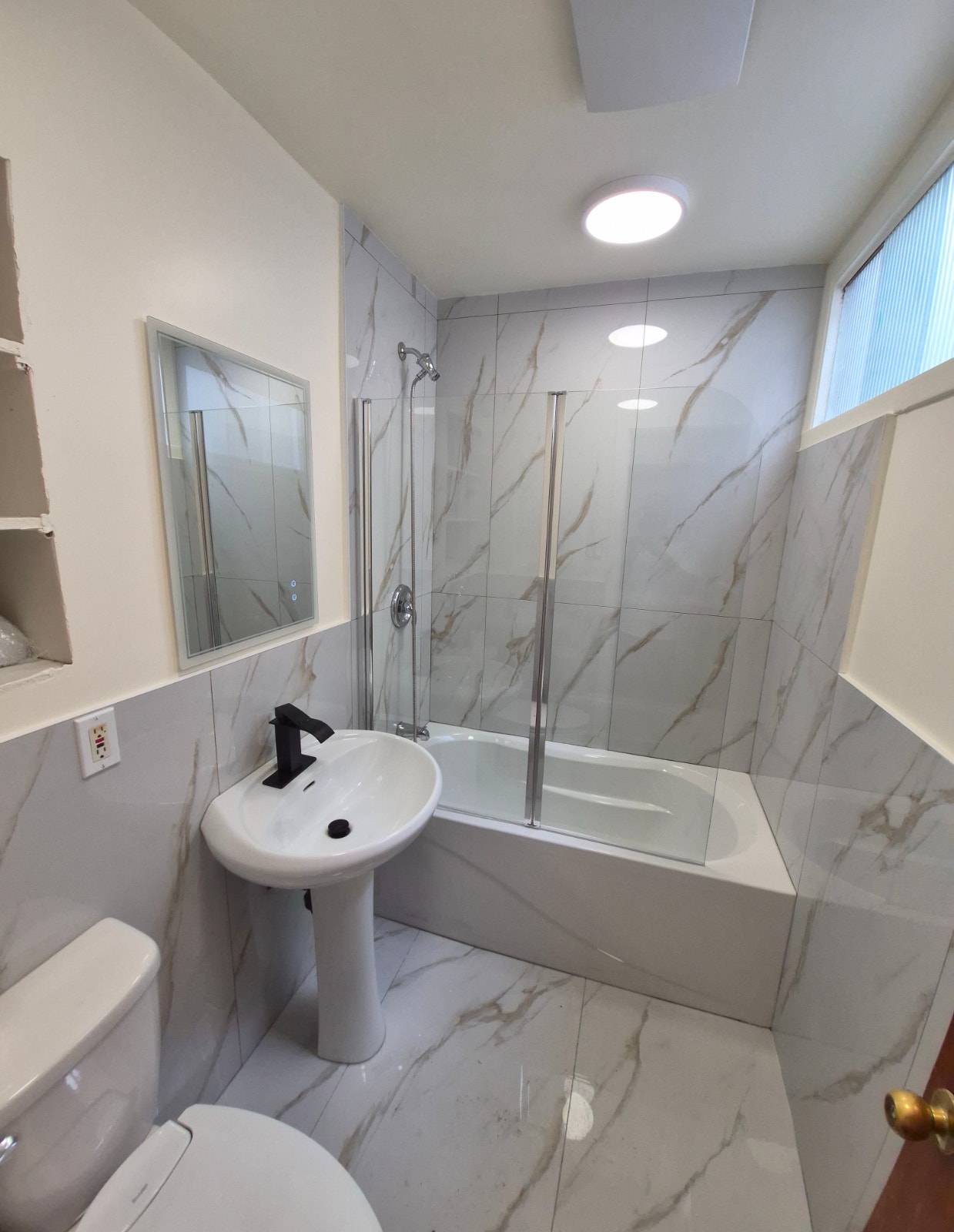 Magnifique Logement 5 ½ Au 2e, 3 chambres à coucher 1 salle db — photo 2