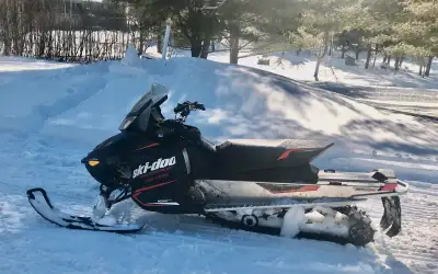 2016 Ski-Doo Renegade 600 long track 6600km No maintenance needed. This sled is 100% ready to go!