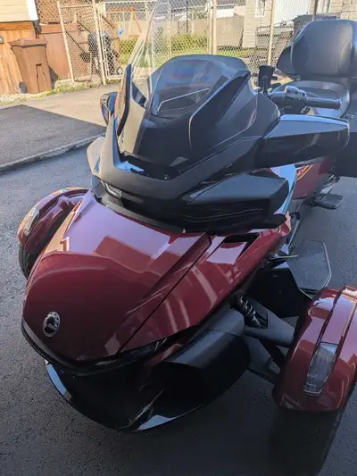 Super beau can-am Spyder rt limited 2022 avec remorque pour promenade et voyage. Des heures de plais...