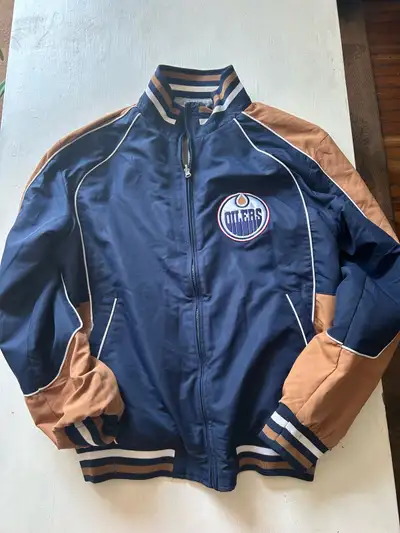 Show off your team spirit with this Oilers reversible jacket! This medium-sized jacket features the...