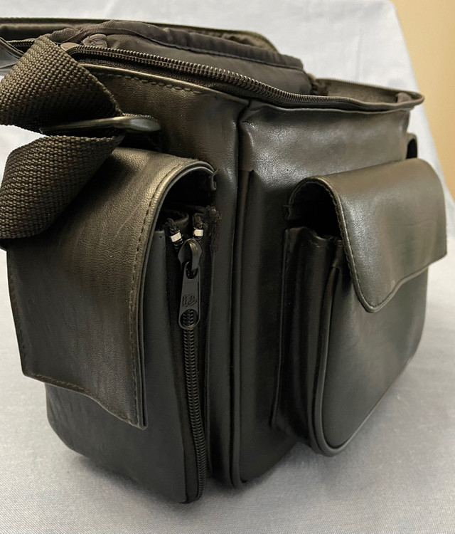 Bushnell accessories case for camera or binoculars  in Cameras & Camcorders in Oakville / Halton Region - Image 2