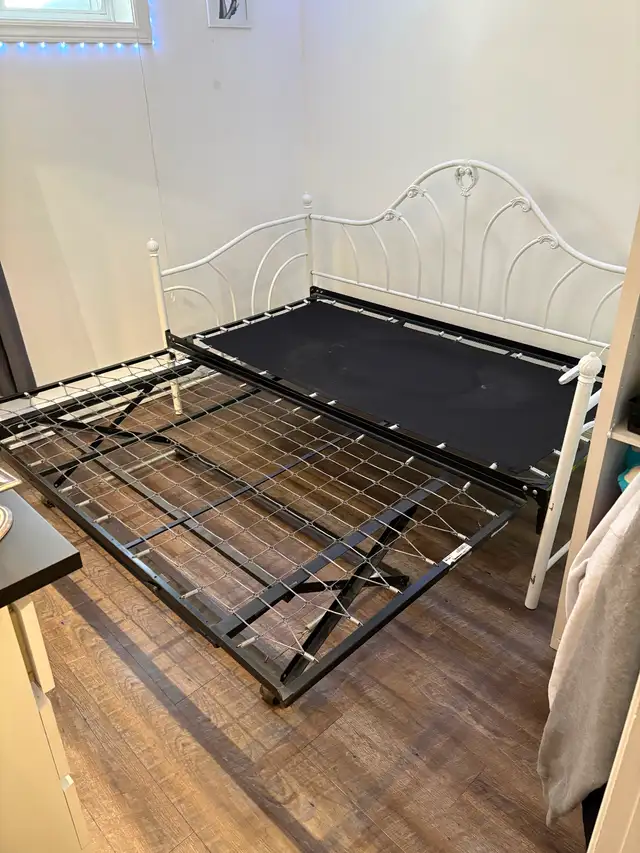 Lit simple in Beds & Mattresses in Sherbrooke - Image 4