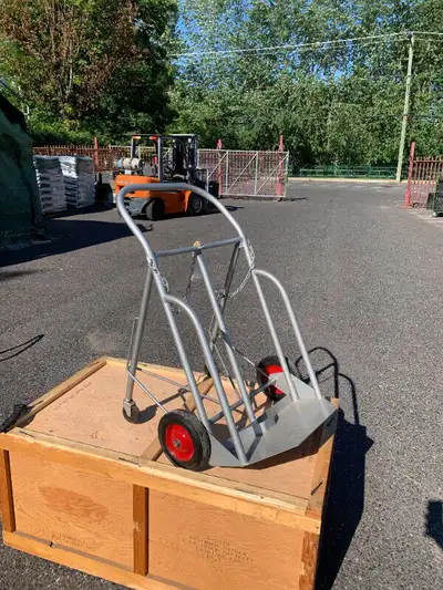 Il y a tellement plus à voir, venez nous découvrir! Neuf! Chariot double ou diable inclinable pour c...