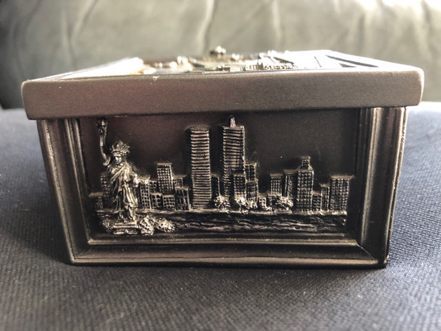 Pre 9/11 New-York City jewelry souvenir box memorabilia. in Arts & Collectibles in Hamilton - Image 4