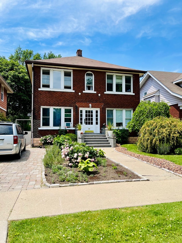 2 BED 1 BATH APARTMENT W/ PRIV LAUNDRY 1500+ AVAIL SEPT 1ST Long