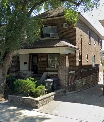 FOR students, professionals or couples seeking nice, affordable living with downtown convenience Wha...