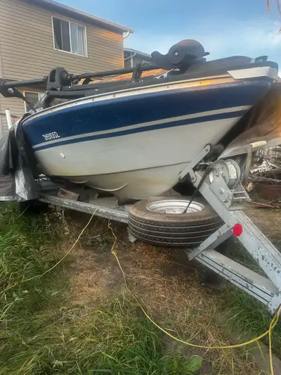 This Edson aluminum 18”boat is a reliable, pre-owned fishing vessel equipped with a Minn Kota Maxxum...