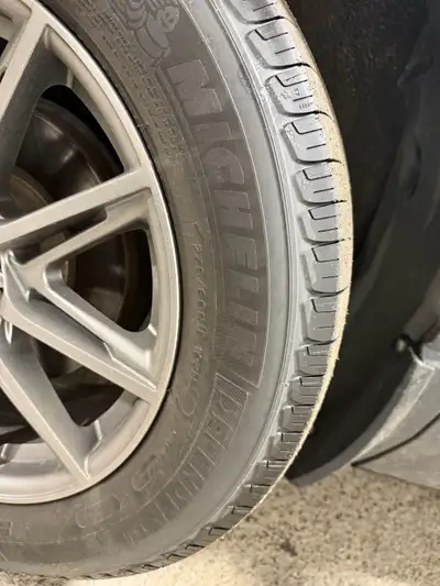 Pneus Michelin Defender 7/32 335-60 R18 Très bonnes conditions Pourrait vendre les mags L’ensemble $...