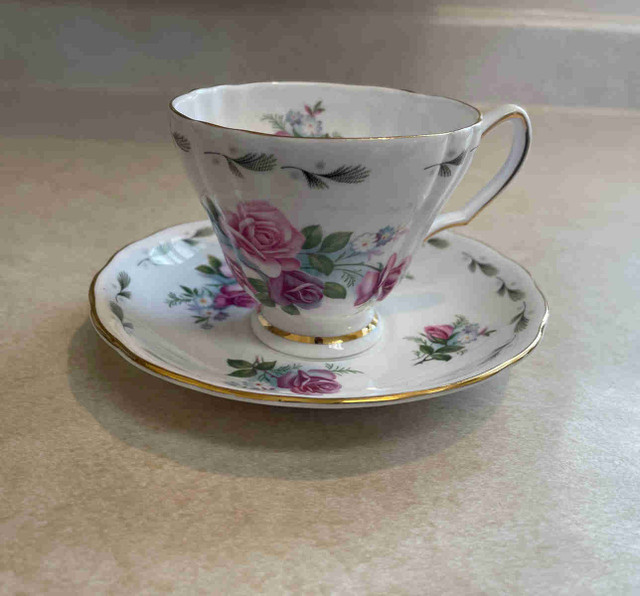 Tea cup and saucer in Arts & Collectibles in Napanee