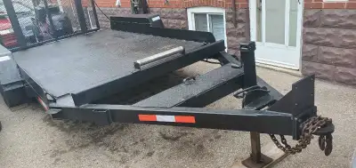 I'm selling a robust 6-ton float trailer, perfect for hauling equipment and machinery.it has eletric...