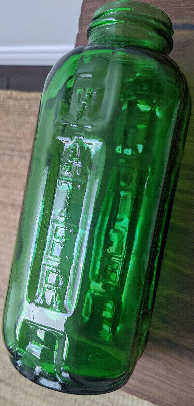 Vintage Green Glass, 40 Ou, Water-Juice Bottle in Arts & Collectibles in Guelph - Image 4