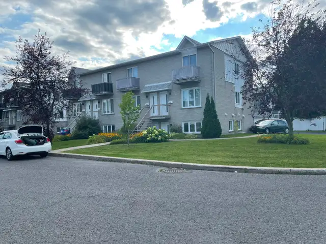 Large 5.5-room apartment (1200 sq. ft.) renovated in Chambly – Quiet area