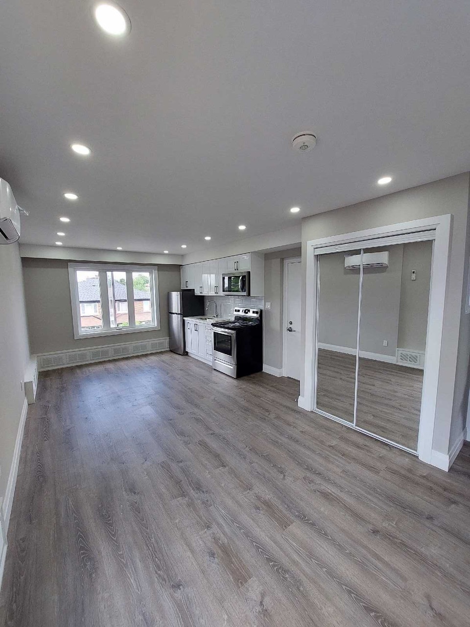 Beautiful 1 bedroom apt steps to keelesdale subway station 5