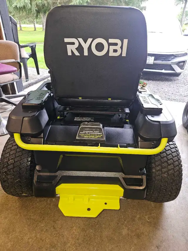 Ryobi Zero Turn Lawnmower in Lawnmowers & Leaf Blowers in Ottawa - Image 4